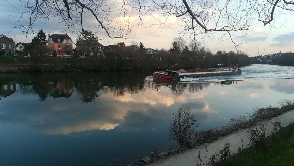 Bed and Breakfast Les Pingouins De La Marne Ле-Перё-сюр-Марн Экстерьер фото